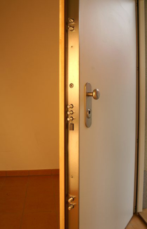 Bezpečnostní vchodové dveře do domu