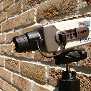 Kamerové systémy i jednotlivé kamery můžete ovládat ze svého počítače, tabletu nebo telefonu.
