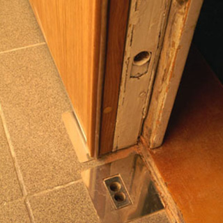 Tato renovace či oprava dveří lze použít prakticky na jakékoli vchodové dveře do bytu