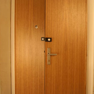 Přídavné bezpečnostní dveře jsou mnohem estetičtější než přídavný zámek nebo bezpečnostní závora